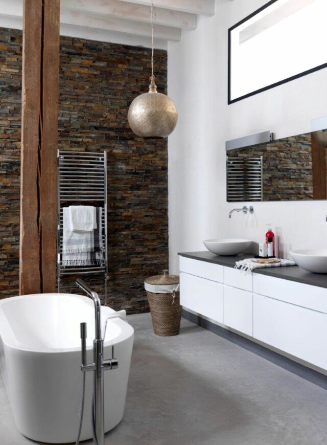 SPENNENDE: Steinveggen, metallampen, og bruk av rått treverk og kurv gjør dettte baderommet alt annet enn kjedelig. Foto: IDECOR IMAGES SPENNENDE: Steinveggen, metallampen, og bruk av rått treverk og kurv gjør dettte baderommet alt annet enn kjedelig. Foto: IDECOR IMAGES